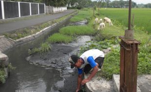 MENGAMBIL ENDAPAN LIMBAH