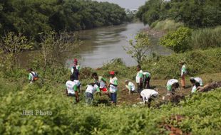 BERSIHKAN BANTARAN SUNGAI 