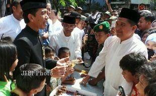 JAKARTA ULTAH : Jokowi Pilih Potong Kue di Tengah Banjir