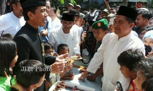 JAKARTA ULTAH : Jokowi Pilih Potong Kue di Tengah Banjir