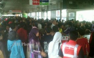 JAKARTA ULTAH : Digratiskan, Penumpang Trans Jakarta Membeludak