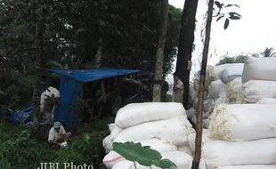 KECELAKAAN BOYOLALI : Tak Kuat Nanjak, Truk Pengangkut 9 Ton Kapas Terguling