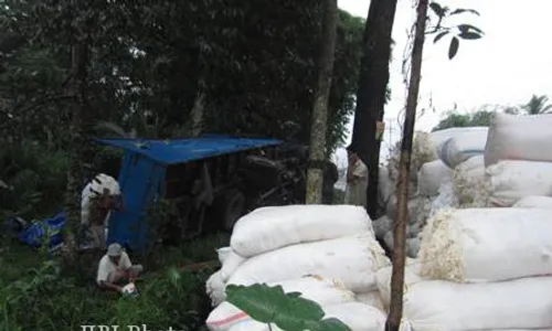 KECELAKAAN BOYOLALI : Tak Kuat Nanjak, Truk Pengangkut 9 Ton Kapas Terguling