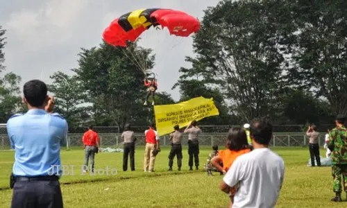 Beri Ucapan Selamat Ulang Tahun, Kopassus Datang dari Langit