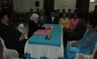  Anak dan Cucu pun Jadi Saksi Pernikahan Massal...