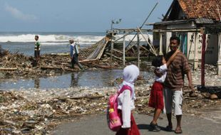 DITERJANG GELOMBANG PASANG