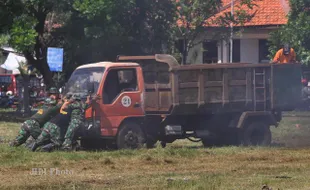 MEMBANTU DORONG TRUK