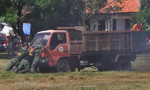 MEMBANTU DORONG TRUK