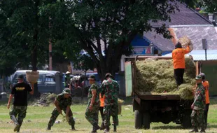 BERSIHKAN ALUN-ALUN UTARA