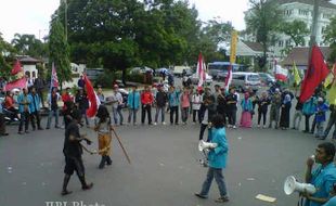 KENAIKAN HARGA BBM : Demo Tutup Akses Jl Slamet Riyadi Solo, Warga Bentak Demonstran