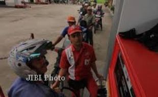 KENAIKAN BBM : Mengantre Beli Bensin di SPBU, Mobil VW Ini Terbakar 