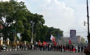 DEMO BBM, MAHASISWA TUTUP JALAN 