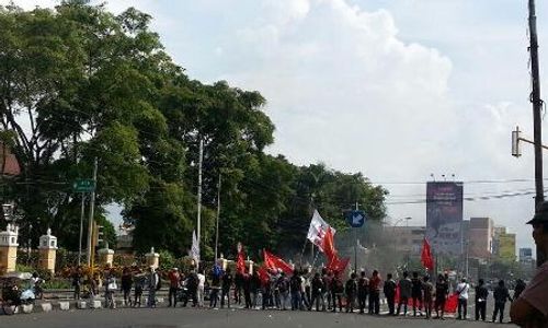 DEMO BBM, MAHASISWA TUTUP JALAN 