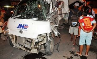 Mobil Pengangkut Paket Disambar Kereta Api, Seorang Tewas