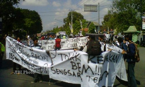 KECELAKAAN SRAGEN : Duarrr, Mobil Menabrak Pos Polisi di Sambungmacan