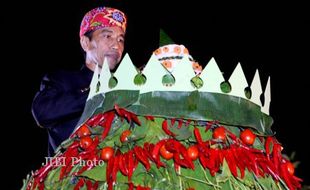 JOKOWI POTONG TUMPENG RAKSASA