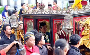 PASAR DARURAT KLEWER : Demi Pedagang, Pemkot Langkahi MoU