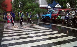  SUPELTAS BERSIHKAN ZEBRA CROSS