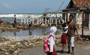 ABRASI PANTAI SAMAS : Dua Kali Rubiyem Kehilangan Rumah