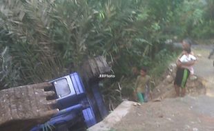 Di Kulonprogo, Giliran Backhoe Ngguling karena Tak Kuat Nanjak 