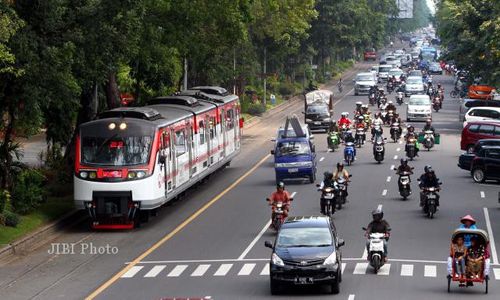 RAILBUS BATARA KRESNA : Operasional Tak Jelas, Petugas Perlintasan KA Nganggur