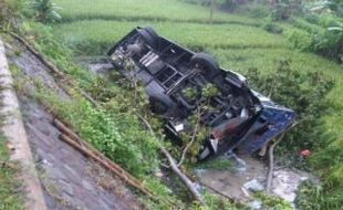 KECELAKAAN SRAGEN : Bus Eka Terperosok, Solo-Sragen Macet 1 KM