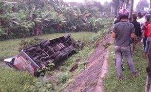 KECELAKAAN SRAGEN : Hindari Bus, Eka Terperosok, 3 Penumpang Patah Tulang