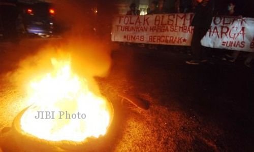 KENAIKAN HARGA BBM : Demo di Jakarta Rusuh, Pos Polisi Dibakar