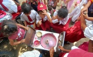 SIDAK JAJANAN SEKOLAH : Pilih Jajanan Bersih dan Jauh dari Sampah Yaa..