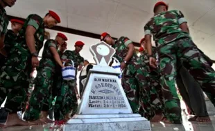 KASUS CEBONGAN : Ziarah, Kopassus Doakan Keringanan Hukuman Tersangka