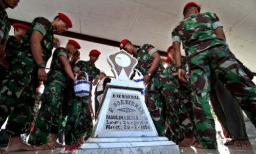 KASUS CEBONGAN : Ziarah, Kopassus Doakan Keringanan Hukuman Tersangka