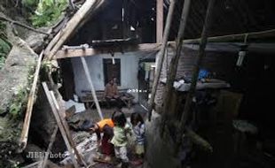 LONGSOR NGLIPAR :  Warga Tak Punya Lahan Untuk Pindah Rumah