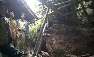 BENCANA BOYOLALI : Rumah Warga Musuk Rusak Tertimpa Tanah Longsor