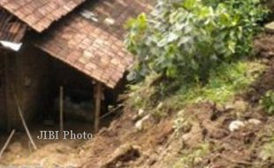 Tanah Longsor Timpa Rumah di Selogiri