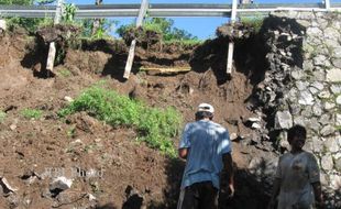 LONGSOR MOJOSONGO SOLO : Tebing Makam Longsor, 2 Rumah Rusak