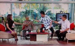 MUNARMAN BERULAH : Siram Narasumber Saat Dialog di TVOne, Thamrin Tak Mau Tanggapi