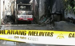  Pabrik Rafia Terbakar, 1 Truk Hangus