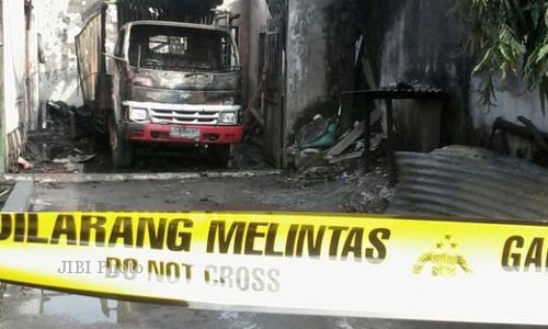  Pabrik Rafia Terbakar, 1 Truk Hangus