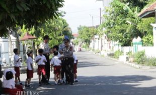  Deteksi Dini, Polisi Lakukan Patroli Jalan Kaki