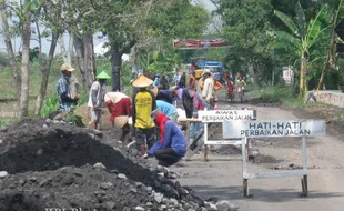   Pemdes Melikan Klaten Perbaiki Jalur Poros Desa