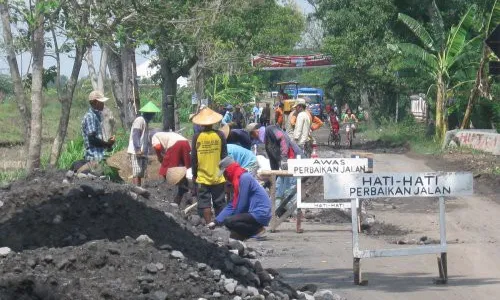   Pemdes Melikan Klaten Perbaiki Jalur Poros Desa