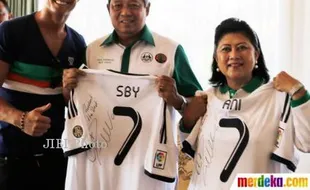 RONALDO KE BALI : SBY Terima Kaus dari Ronaldo, KPK Sebut Tak Wajib Dilaporkan