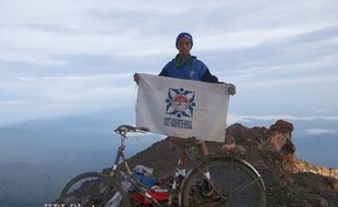 Usung Onthel, Ronny Hartono Puncaki 13 Gunung!