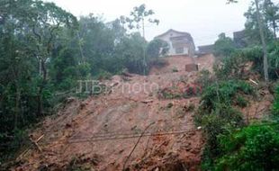 TANAH LONGSOR : Jalan Dusun Longsor, ke Sekolah Harus Memutar 3 Kilometer