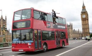 KISAH UNIK : WOW! Ilusionis Ini Melayang di Samping Bus Tingkat