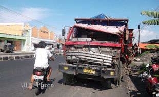 KECELAKAAN KLATEN : Truk Tronton Seruduk Truk Pasir Parkir, Sopir Tergencet