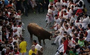 FESTIVAL SAN FERMIN : Banteng Seruduk Tiga Peserta 