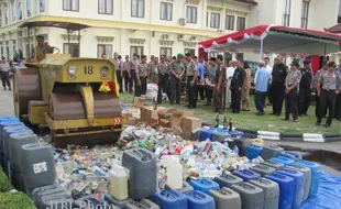 OPERASI PEKAT : Polres Klaten Musnahkan Puluhan Ribu Liter Miras