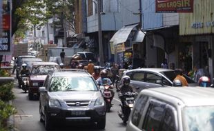 PELANGGARAN BERJUALAN : Toko di Coyudan & Nonongan Berdagang di Trotoar