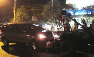 KECELAKAAN SOLO : Suzuki Ertiga Tabrak Median Jl. Adisucipto